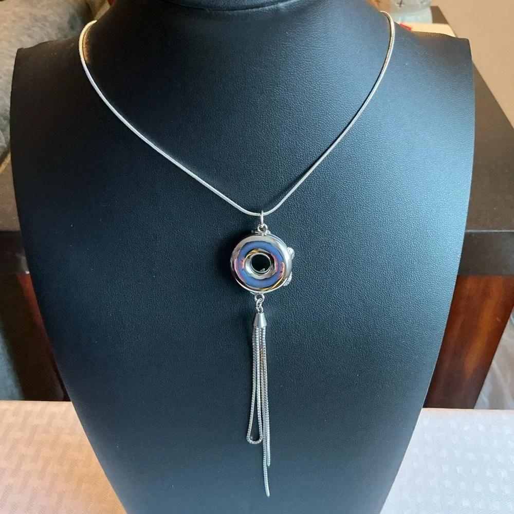 Green Jade or Aventurine Silver Tone Pendant Necklace - Picture 3 of 4